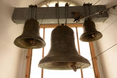 Kilise demir çanlar yaptı