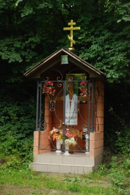 Ormanın kenarında küçük bir şapel