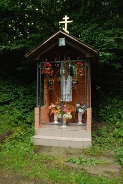 Ormanın kenarında küçük bir şapel