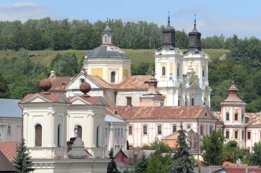 Eski şehrin tarihi kısmı. Eski kasaba, merkez cadde. Dönüşüm Katedrali. St. Stanislaus Katolik Kilisesi.