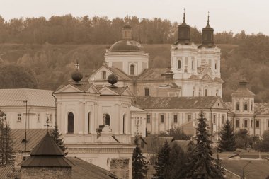 Eski şehrin tarihi kısmı. Eski kasaba, merkez cadde. Dönüşüm Katedrali. St. Stanislaus Katolik Kilisesi.