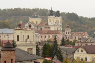 Eski şehrin tarihi kısmı. Eski kasaba, merkez cadde. Dönüşüm Katedrali. St. Stanislaus Katolik Kilisesi.
