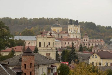 Eski şehrin tarihi kısmı. Eski kasaba, merkez cadde. Dönüşüm Katedrali. St. Stanislaus Katolik Kilisesi.