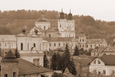 Eski şehrin tarihi kısmı. Eski kasaba, merkez cadde. Dönüşüm Katedrali. St. Stanislaus Katolik Kilisesi. 