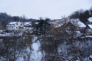  Ukrayna köyündeki ahşap ev. Ormanın kıyısındaki köy.