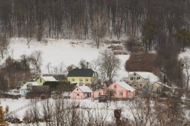  Ukrayna köyündeki ahşap ev. Ormanın kıyısındaki köy.