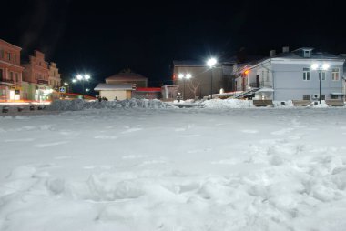 Eski şehrin üzerinde kış akşamı