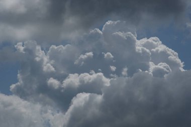 Gökyüzünde beyaz kümülüs bulutu