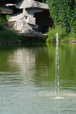 Göletin üzerine park et.