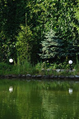 Göletin üzerine park et.