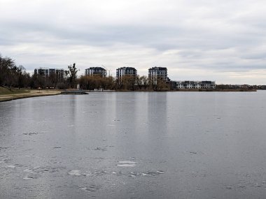 Gölün kıyısındaki şehir