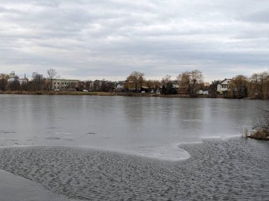 Gölün kıyısında bir köy