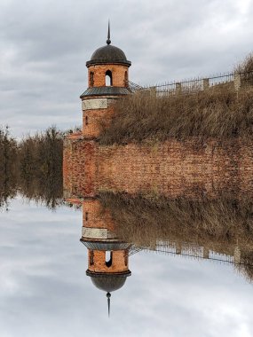  Eski kalenin kulesi. Dubno Kalesi savunma duvarları.