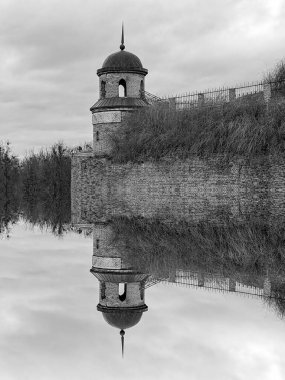  Eski kalenin kulesi. Dubno Kalesi savunma duvarları.