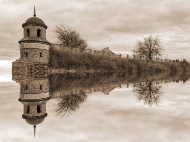 Eski kalenin kulesi. Dubno Kalesi savunma duvarları.