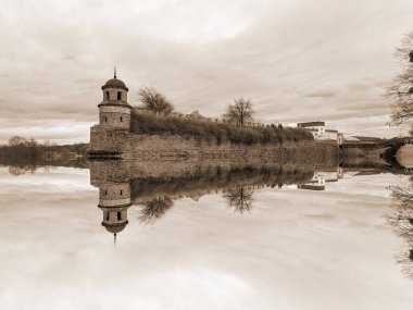 Eski kalenin kulesi. Dubno Kalesi savunma duvarları.