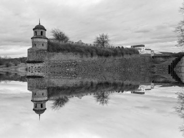 Eski kalenin kulesi. Dubno Kalesi savunma duvarları.