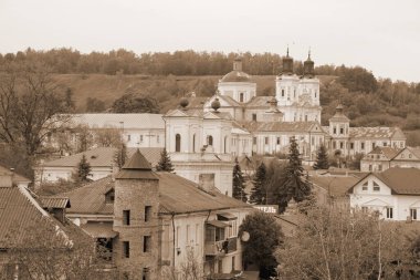 Eski şehrin tarihi kısmı. Eski kasaba, merkez cadde. Dönüşüm Katedrali. St. Stanislaus Katolik Kilisesi.