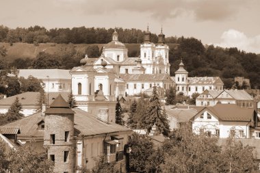 Eski şehrin tarihi kısmı. Eski kasaba, merkez cadde. Dönüşüm Katedrali. St. Stanislaus Katolik Kilisesi.