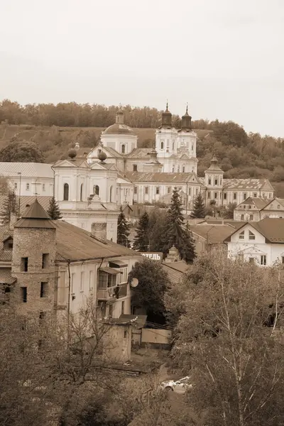 Eski şehrin tarihi kısmı. Eski kasaba, merkez cadde. Dönüşüm Katedrali. St. Stanislaus Katolik Kilisesi.