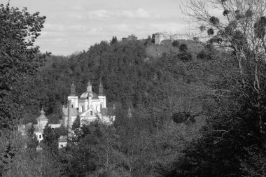 Eski şehrin tarihi kısmı. Şekil Değiştirme Katedrali. Castle Hill 'in genel manzarası..