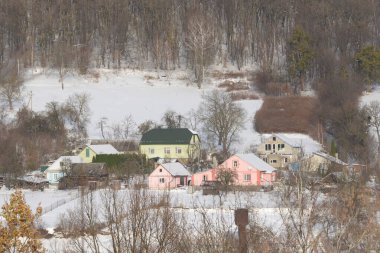 Ukrayna köyündeki ahşap ev. Ormanın kıyısındaki köy.