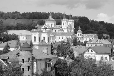 Eski şehrin tarihi kısmı. Eski kasaba, merkez cadde. Dönüşüm Katedrali. St. Stanislaus Katolik Kilisesi..