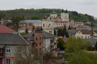 Eski şehrin tarihi kısmı. Eski kasaba, merkez cadde. Dönüşüm Katedrali. St. Stanislaus Katolik Kilisesi..