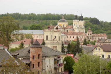 Eski şehrin tarihi kısmı. Eski kasaba, merkez cadde. Dönüşüm Katedrali. St. Stanislaus Katolik Kilisesi..