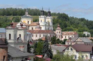 Eski şehrin tarihi kısmı. Eski kasaba, merkez cadde. Dönüşüm Katedrali. St. Stanislaus Katolik Kilisesi..