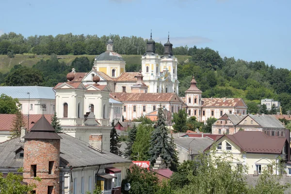 Eski şehrin tarihi kısmı. Eski kasaba, merkez cadde. Dönüşüm Katedrali. St. Stanislaus Katolik Kilisesi..