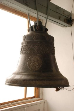 Kilise demir çanlar yaptı