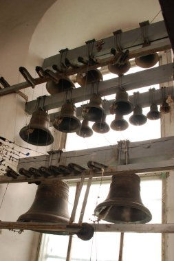 Kilise demir çanlar yaptı