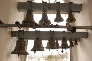 Kilise demir çanlar yaptı