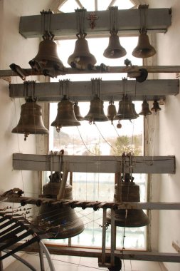 Kilise demir çanlar yaptı