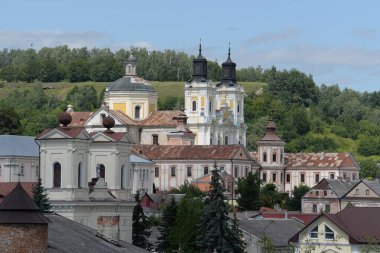 Eski şehrin tarihi kısmı. Eski kasaba, merkez cadde. Dönüşüm Katedrali. St. Stanislaus Katolik Kilisesi..