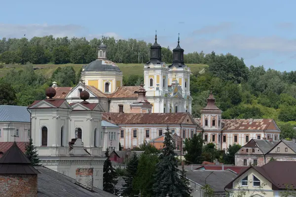 Eski şehrin tarihi kısmı. Eski kasaba, merkez cadde. Dönüşüm Katedrali. St. Stanislaus Katolik Kilisesi..