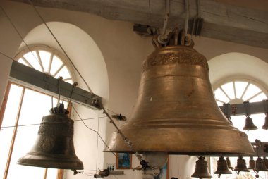 Kilise demir çanlar yaptı
