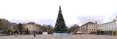Eski kasaba meydanında Noel ağacı.