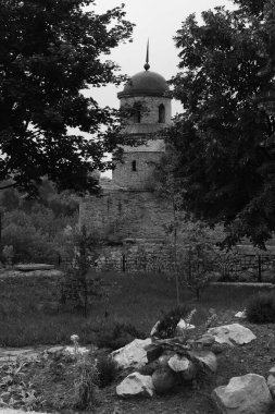 Eski kalenin kulesi. Dubno Kalesi savunma duvarları.