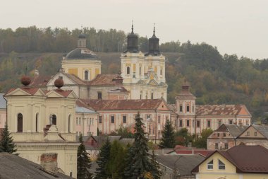 Eski şehrin tarihi kısmı. Eski kasaba, merkez cadde. Dönüşüm Katedrali. St. Stanislaus Katolik Kilisesi..