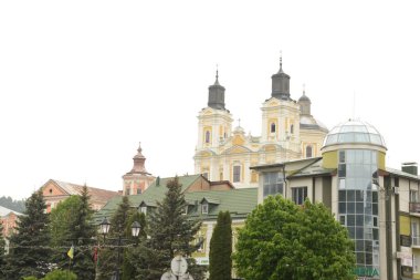 Eski şehrin tarihi kısmı. Eski kasaba, merkez cadde. Dönüşüm Katedrali. St. Stanislaus Katolik Kilisesi..
