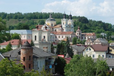 Eski şehrin tarihi kısmı. Eski kasaba, merkez cadde. Dönüşüm Katedrali. St. Stanislaus Katolik Kilisesi..
