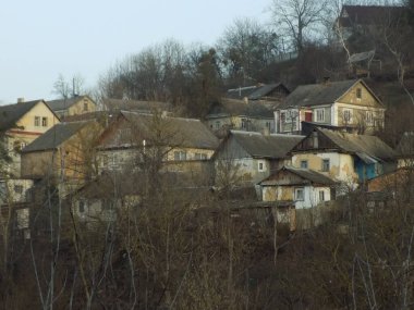 Ukrayna köyündeki ahşap ev. Ormanın kıyısındaki köy.           