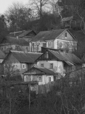 Ukrayna köyündeki ahşap ev. Ormanın kıyısındaki köy.           