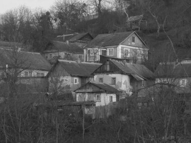 Ukrayna köyündeki ahşap ev. Ormanın kıyısındaki köy.           