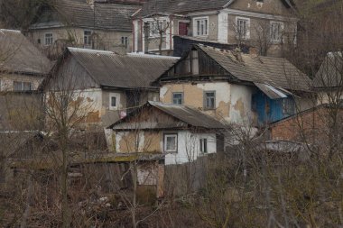 Ukrayna köyündeki ahşap ev. Ormanın kıyısındaki köy.  