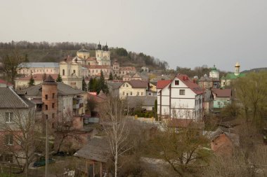Eski şehrin tarihi kısmı. Eski kasaba, merkez cadde. Dönüşüm Katedrali. St. Stanislaus Katolik Kilisesi. Nicholas Katedrali (Fransisken Manastırı). Eski büyük kilise.
