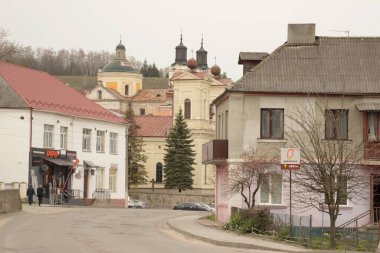 Eski şehrin tarihi kısmı. Eski kasaba, merkez cadde. Dönüşüm Katedrali. St. Stanislaus Katolik Kilisesi..