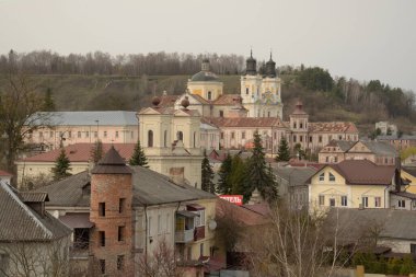 Eski şehrin tarihi kısmı. Eski kasaba, merkez cadde. Dönüşüm Katedrali. St. Stanislaus Katolik Kilisesi..